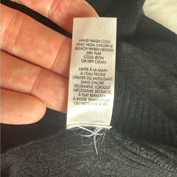 Calvin Klein women’s extra fine merino wool Black V-Neck long sleeve Sweater - Picture 7 of 9